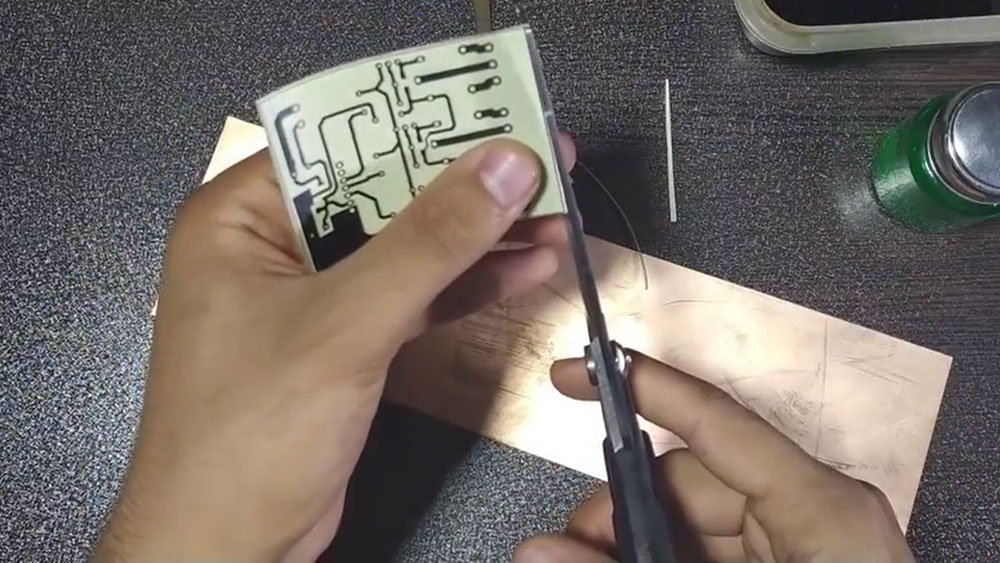 برش طرح PCB چاپشده روی کاغذ لیبل