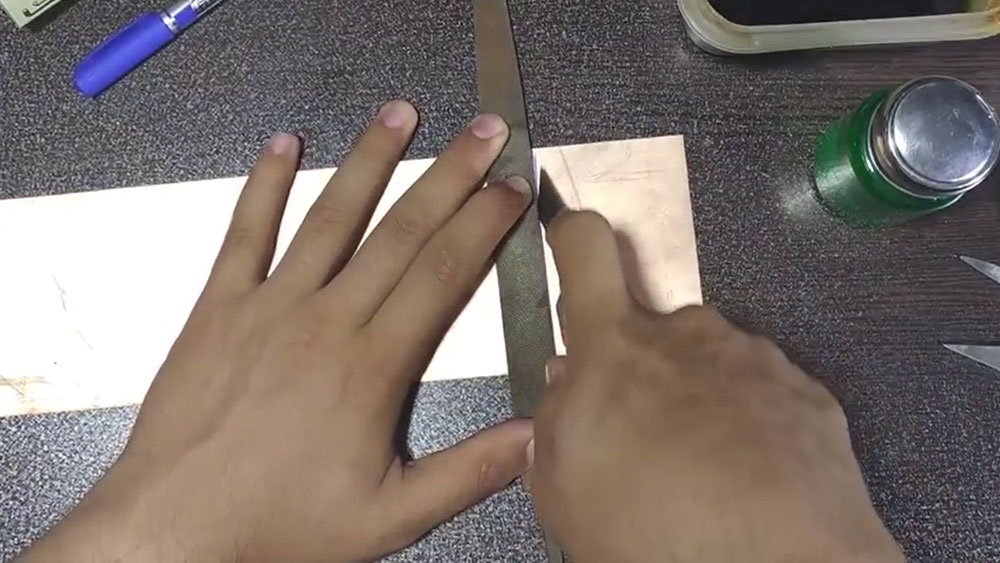 برش فیبر مدار چاپی با کاتر یا تیز بر